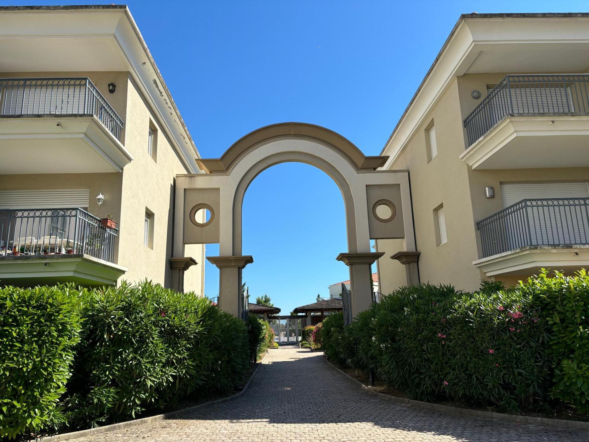 Beachside Apartment With Pool & Garden In Juan Les Pins Antibes Exterior photo
